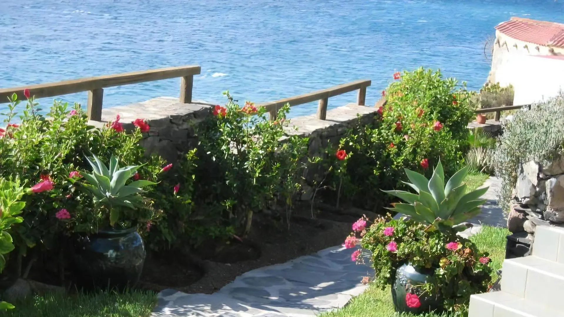 Bungalow Auf Einem Felsen Direkt Am Meer Playa Del Aguila  Spain